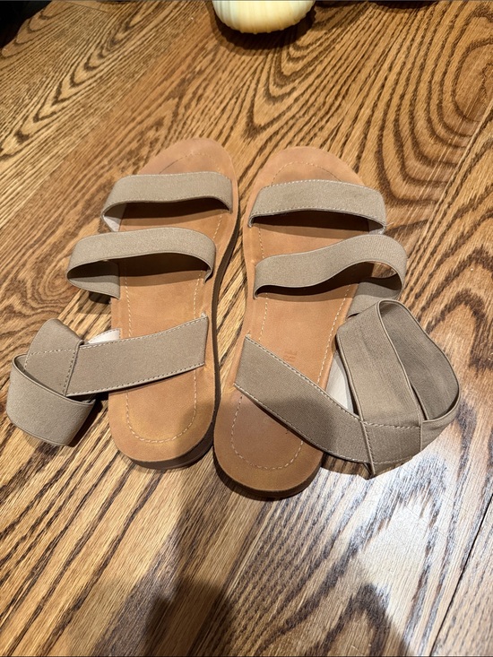 Cushionaire Shoes - Women's Elastic Triple-Strap Sandals in Taupe
